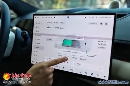 又名新动力车主正在检察充电情况。乌鲁木王人晚报 记者迪丽娜尔·加力肯摄