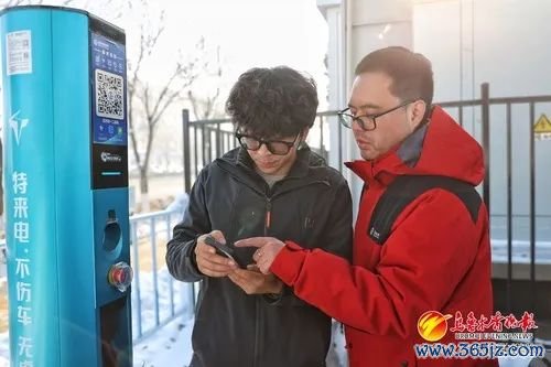 职责主谈主员向新动力车主教学充电历程。乌鲁木王人晚报 记者迪丽娜尔·加力肯摄