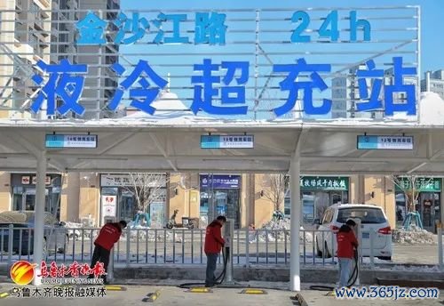职责主谈主员在作念配电调试，为通电作念准备。乌鲁木王人晚报 记者迪丽娜尔·加力肯摄